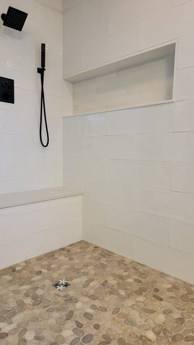 Tiled shower with a built-in bench and a recessed niche